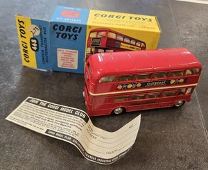 CORGI 468 LONDON TRANSPORT ROUTEMASTER BUS AVEC BOÎTE JAMAIS JOUÉ AVEC AUTOCOLLANT OUTSPAN - Photo 1/13