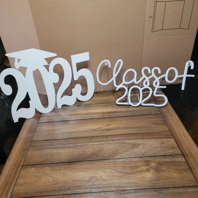 Recorte de madera "Clase de 2025" ligero y "2025" delgado de Hobby Lobby Foto 1 de 4