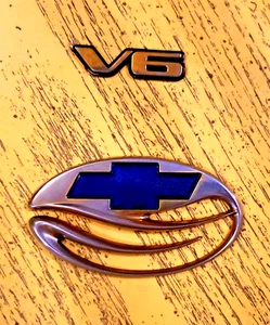 CHEVROLET MALIBU GOLD GM TRUNK EMBLEM V6 1997-2005 - Foto 1 di 9
