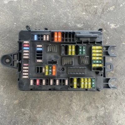 2012-2016 宝马 328i F30 后后备箱保险丝继电器盒配电模块原始设备制造商 — 第 1/4 张图片