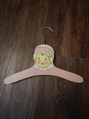 Percha de madera pintada rosa vintage para niños y bebés niña Foto 1 de 3