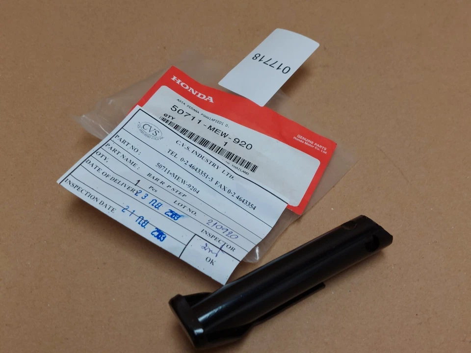 Barra reposapiés trasero derecho Honda NT 700 Deauville 2006-2016 50711MEW920 original Foto 1 de 4