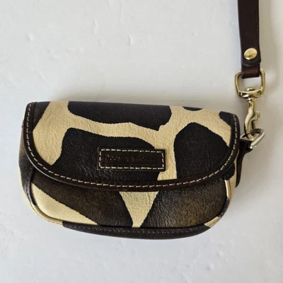 Cartera monedero pequeña de cuero con estampado de jirafa/vaca animal Dooney Bourke Foto 1 de 4