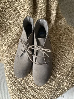 Botas anabela de couro bege White Mountain, tamanho 7,5 - Imagem 1 de 4