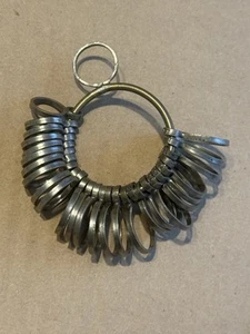 Medidor de anillo de dedo vintage estándar de joyeros de Estados Unidos - 1 a 13 con tamaños 1/2 - metal - Imagen 1 de 7
