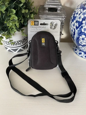 NEW CASE LOGIC DIGITAL CAMERA COMPACT CASE PADDED TRAVEL QPB-3 BLACK - Image 1 of 4