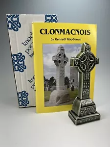Clonmacnois Croce delle Scritture Ceramica Celtica Knock Ceramica Irlanda & Libro - Foto 1 di 9