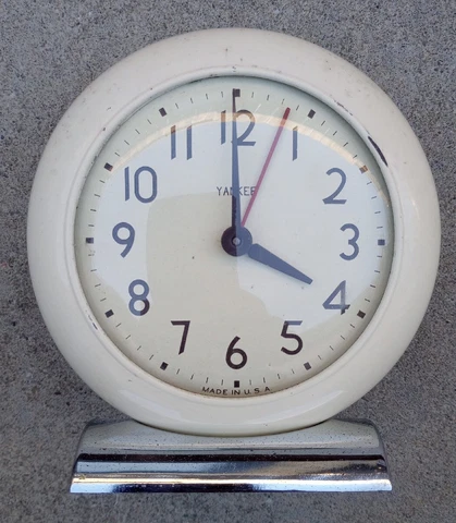 Vintage US Time Corp. Yankee Alarm Desk Clock Working Made In USA Cover
