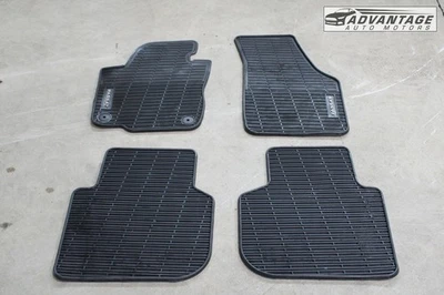 Alfombra de piso Volkswagen Passat 2012-22 cubierta de goma 561061550B041 OEM Foto 1 de 4