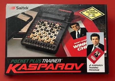 Saitek Kasparov Pocket Plus Entrenador Portátil Ajedrez Computadora Juego con Libro Manual Foto 1 de 4