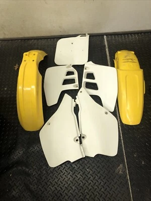 Kit de carrocería de plástico original amarillo y blanco OEM Suzuki RM125 1991 usado no perfecto Foto 1 de 4