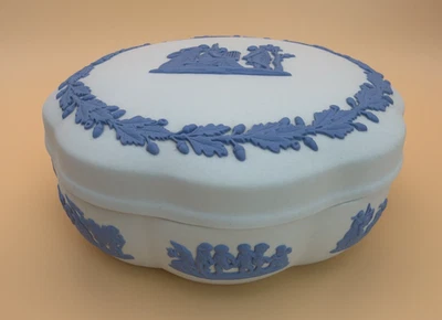 Vintage Wedgwood England Jasperware Azul sobre Branco Redondo Recortado 5" Caixa de Bugigangas - Imagem 1 de 4