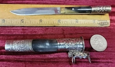 Mini cuchillo de hoja fija ESPADA CON DETALLES DE HOJALATA Y FUNDA Y MANGO HECHO DE CUERNO Foto 1 de 4