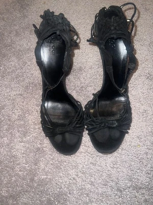 #marca de lujo-# tacones de gamuza negros gucci talla 10, tiras muy apreciados  Foto 1 de 4