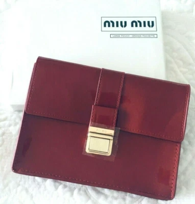 ✨ NOVO! Bolsa cosmética genuína MIU MIU vermelha fecho dourado patenteado autêntica - Imagem 1 de 4