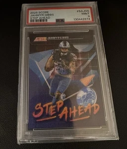 2025 Score Jahmyr Gibbs #SA-JGS Step Ahead Lions (caso golpeado) ¡¡SSP!! PSA9 - Imagen 1 de 3