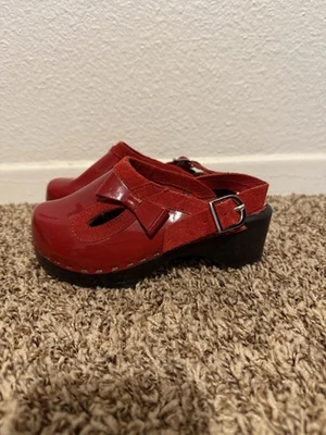 Zuecos vintage Y2K rojo brillante para niñas Hanna Andersson talla EU 28 Foto 1 de 4