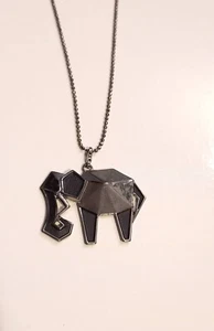 IKITA LONGUE CHAINE EN MÉTAL GRIS AVEC PENDENTIF ELEPHANT - Picture 1 of 6