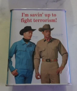 2006 FIGHT TERRORISM BLUE Q BLECHDOSE MÜNZE SPARSCHWEIN VINTAGE COWBOY WERBUNG WESTERN - Bild 1 von 11