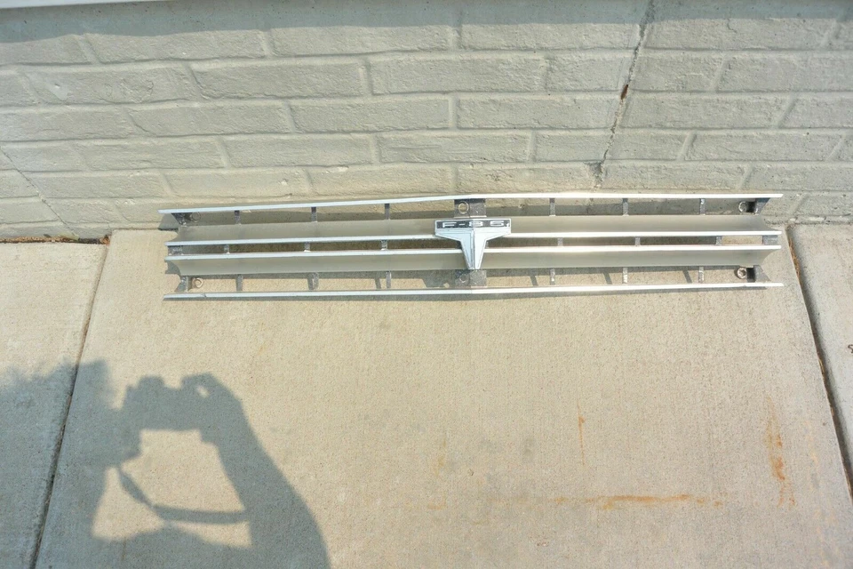 1964 Oldsmobile Cutlass F-85 Grille-OEM  Foto 1 de 1