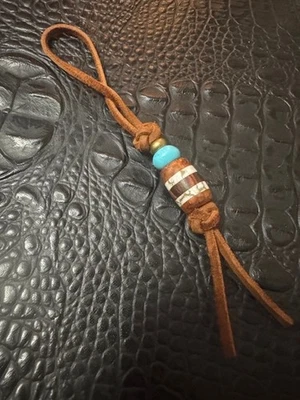 Cordón de cuero Tang Danglers con Amboyna Burl, tela dorada Tru-Stone y madera de hierro Foto 1 de 2