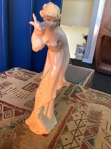 Royal Doulton Statuina di un'elegante signora con conigli - Foto 1 di 6