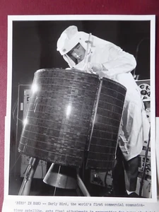 PHOTO PRESSE HUGHES AIRCRAFT EARLY BIRD COMMERCIAL COMMUNICATIONS SATELLITE - Picture 1 of 4