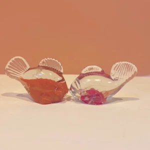 "Juego de dos pisapapeles de vidrio transparente rosa naranja pescado 3"" de alto" - Imagen 1 de 4