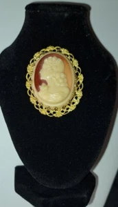 SCHÖNE Vintage 1950/60er Jahre Resin Kamee Portrait aufwendige goldfarbene Brosche. - Bild 1 von 12