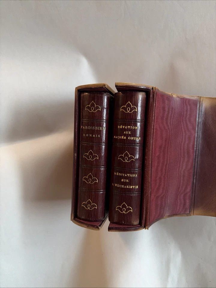 Beautiful Set Of Miniature Leather Bound French Prayer Books In A Case 1874 Foto 1 de 4