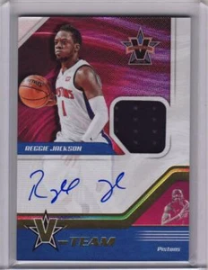 2017-18 Panini Vanguard Reggie Jackson On Card Auto GU Patch 32/99 Pistoni - Foto 1 di 1