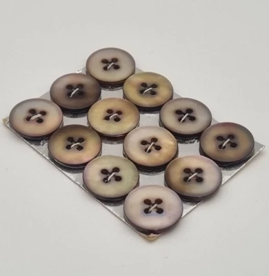 12 braune 4-Loch Perlmutt Knöpfe 13 mm Fadenrille / Mother-of-Pearl Button C45 - Bild 1 von 2