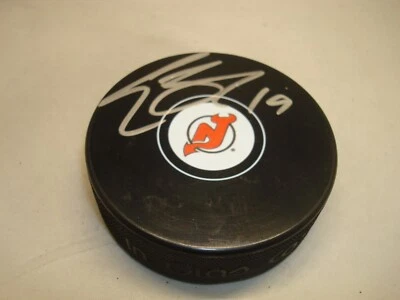 Disco de hockey autografiado por Travis Zajac New Jersey Devils 1C Foto 1 de 2