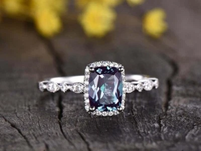 Anillo de halo de alejandrita sintética cojín alargado 2,2 CTW chapado en oro blanco de 14 k Foto 1 de 4