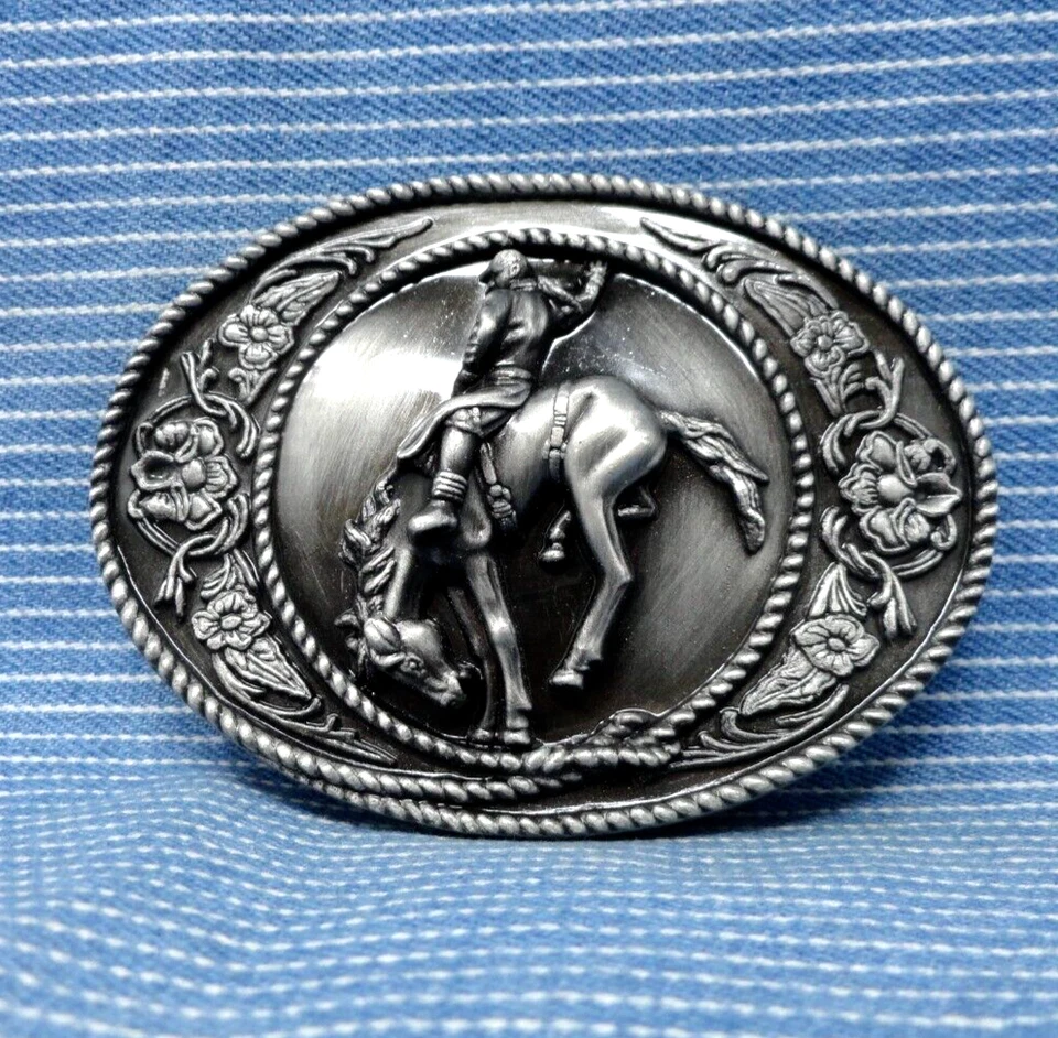 Cinturón Vaquero Bronc Rider Hebilla Western Rodeo Scroll De Colección Años 90 Siskiyou .TWY928 Foto 1 de 4
