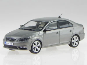 Seat Toledo IV 2012-2019 gris E modelo de coche in vetrina 1:43 - Imagen 1 de 4