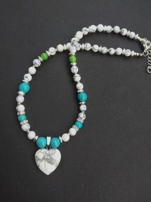 Handgemachte Halskette mit Anhänger, Weiß und Blau Türkis/Howlith. Einzelanferti - Bild 1 von 4