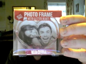 CORNICE PORTAFOTO GLITTER CUORE AMORE COMPLEANNO RICORDI DI NATALE GRATIS UK POST - Foto 1 di 2
