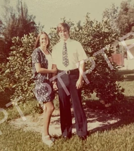 FOTO encontrada de colección atractiva pareja vestida con trajes a juego años 70 - Imagen 1 de 3