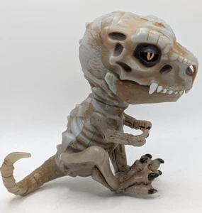 Fingerlings DOOM Untamed Bonehead T-Rex Glow in the Dark Interactive Dinosaur - Picture 1 of 11