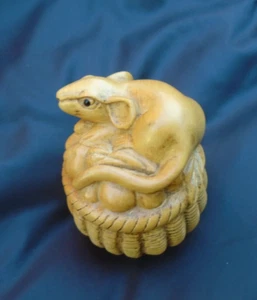 Netsuke carved detail of a rat signed to base - Picture 1 of 11