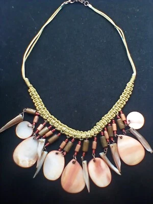 COLLAR COLGANTE PLAYA HIPPY BOHO VERDE MACRAMÉ Y CONCHA Foto 1 de 3