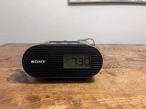 Sony ICF-C05IP 30 pin iPhone/iPod sveglia radio altoparlante dock adattatore CA OEM - Foto 1 di 6