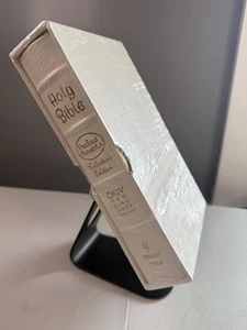 Precious Moments - Holy Bible Collector’s Edition - Nelson 270LE - Slipcase - Picture 1 of 5