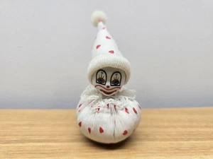Sombrero clásico de satén de payaso de porcelana Treasures con corazones - Imagen 1 de 6