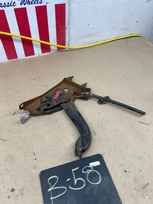 Camión Ford 1967 1972 montaje de pétalos de pedal de freno de estacionamiento de emergencia F100 F250 F350 Foto 1 de 4