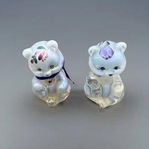 Pair Of Fenton Iridescent Glass Sitting Bear Hand Painted Flowers - Signed - Picture 1 of 4