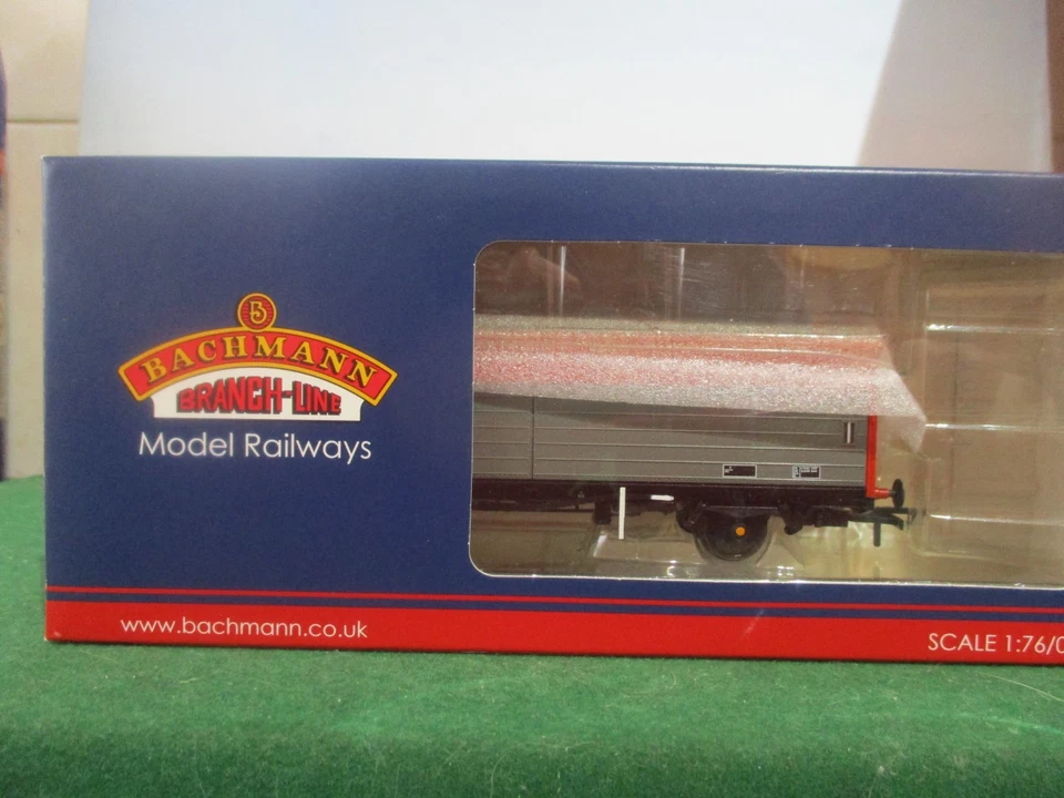 BACHMANN VAA SLIDING DOOR VAN C/W VENTS RAILFREIGHT RED/GREY . CAT NO,38-120A - Image 1 of 1