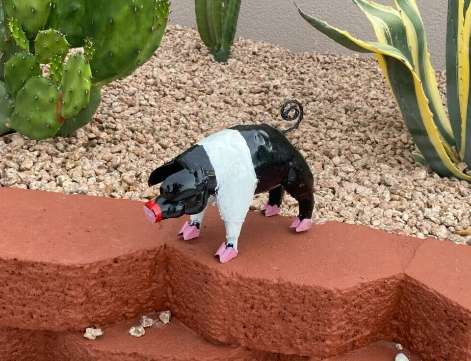 Arte de jardín de metal blanco y negro para patio de cerdo Foto 1 de 1