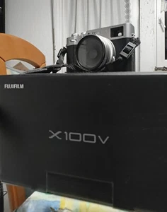 Fujifilm X100V 26,1 MP Kompaktkamera - Silber (16642965) - Bild 1 von 6